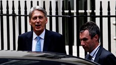 Britský ministr financí Philip Hammond odchází z Downing Street 10 (13. června... Britský ministr financí Philip Hammond odchází z Downing Street 10 (13. června...