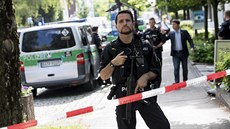 Policie zasahuje po střelbě u Mnichova (13. června 2017). Policie zasahuje po střelbě u Mnichova (13. června 2017).