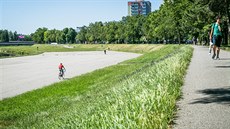 Po náplavce u Vltavy v Českých Budějovicích vede oblíbená cyklostezka. Po náplavce u Vltavy v Českých Budějovicích vede oblíbená cyklostezka.
