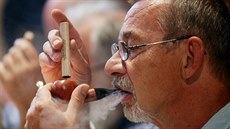 V Modřicích u Brna se soutěžilo v pomalém kouření dýmky, vítězi vydržela hořet... V Modřicích u Brna se soutěžilo v pomalém kouření dýmky, vítězi vydržela hořet...