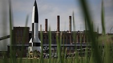 Výzkumné centrum v Peenemünde. Na podstavci stojí první balistická raketa svta...