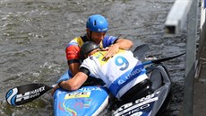 Vít Přindiš (vpravo) přijímá gratulaci k vítězství ve Světovém poháru v pražské... Vít Přindiš (vpravo) přijímá gratulaci k vítězství ve Světovém poháru v pražské...