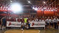 Momentka z charitativního zápasu fotbalové a futsalové reprezentace pro...