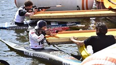 Jessica Foxová (vpředu) při exhibičním závodu ve vodním slalomu s biatlonovou... Jessica Foxová (vpředu) při exhibičním závodu ve vodním slalomu s biatlonovou...