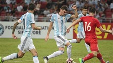 Argentinec Lucas Alario za chvíli skóruje v utkání proti Singapuru.