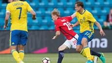 Norský reprezentant Mats Möller Dähli uniká, Viktor Claesson ze védska se ho...