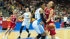 eskou basketbalistku Ilonu Burgrovou (vpravo), zastavuje ukrajinská...