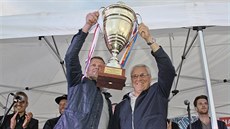 ZNOVU S POHÁREM NAD HLAVOU. Někdejší kapitán Sigmy Radim Kučera (vlevo) a... ZNOVU S POHÁREM NAD HLAVOU. Někdejší kapitán Sigmy Radim Kučera (vlevo) a...