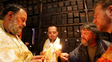 Mše za zemřelé v mauzoleu vojenského pohřebiště v Jindřichovicích na Sokolovsku. Mše za zemřelé v mauzoleu vojenského pohřebiště v Jindřichovicích na Sokolovsku.
