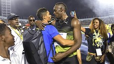 Usain Bolt se zrací s jihoafrickým sprinterem  Waydem van Niekerkem.