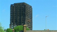 Po celononím zásahu se podailo uhasit poár domu Grenfell Tower