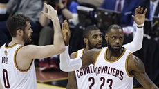 Kevin Love, Kyrie Irving a LeBron James (zleva) oslavují ko Clevelandu.