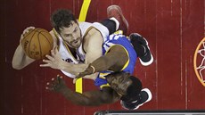 Kevin Love (vlevo z Clevelandu zakonuje pes Andreho Iguodalu z Golden State.