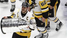 Sidney Crosby z Pittsburghu znovu po roce zvedá Stanley Cup.