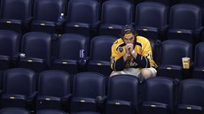 Zklamaný fanouek Nashvillu se zisku Stanley Cupu nedokal.