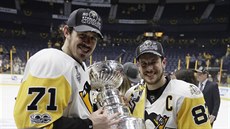 Jevgenij Malkin (vlevo) a Sidney Crosby z Pittsburghu pózují se Stanley Cupem.