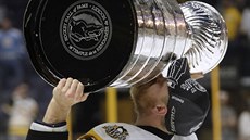 Patric Hörnqvist z Pittsburghu líbá Stanley Cup.