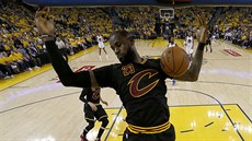 LeBron James z Clevelandu práv zasmeoval do koe Golden State.