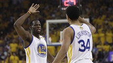 Draymond Green (vlevo) a Shaun Livingston oslavují trefu Golden State.