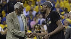 Bill Russell blahopeje Kevinu Durantovi k ocenní nejuitenjího hráe...