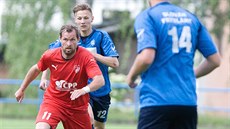 Tomáš Čížek (v červeném) ze Mšena v duelu s Frýdlantem. Tomáš Čížek (v červeném) ze Mšena v duelu s Frýdlantem.