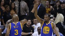 David West a Kevin Durant oslavují úspnou akci Golden State.