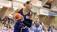 Alina Jagupovová (vlevo) v dresu belgického Castors Braine během euroligového... Alina Jagupovová (vlevo) v dresu belgického Castors Braine během euroligového...