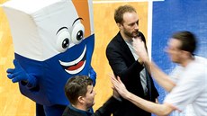 Dejan Jakara (uprostřed) ještě coby trenérský asistent v Domžale Dejan Jakara (uprostřed) ještě coby trenérský asistent v Domžale