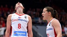 Zklamané eské basketbalistky Ilona Burgrová (vlevo) a Tereza Vyoralová