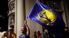 Fanoušci Golden State Warriors slaví titul v NBA. Fanoušci Golden State Warriors slaví titul v NBA.