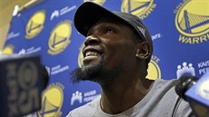 Kevin Durant z Golden State čelí po zisku titulu příjemným otázkám. Kevin Durant z Golden State čelí po zisku titulu příjemným otázkám.