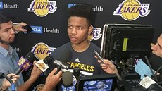 Markelle Fultz odpovídá novinářům po tréninku v centu LA Lakers. Markelle Fultz odpovídá novinářům po tréninku v centu LA Lakers.