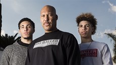 LaVar Ball (uprostřed) se svými mladšími syny LiAngelem (vlevo) a LaMelem. LaVar Ball (uprostřed) se svými mladšími syny LiAngelem (vlevo) a LaMelem.