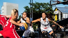 eská basketbalistka Michaela Uhrová (vlevo) útoí na MS 3x3 na italský ko,...