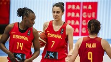 DOBRÁ NÁLADA. V týmu panlských basketbalistek panuje po postupu do semifinále dobrá nálada. O tým trenéra Lucase Mondela (v erném triku) se bhem Eurobasketu stará Pamela-Therese Effangová.