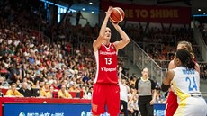 eská basketbalistka Petra Kulichová stílí na ukrajinský ko.