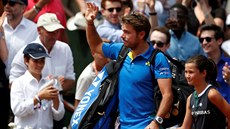 Stan Wawrinka mává divákm.