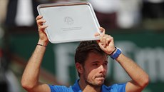 Stan Wawrinka s trofejí pro poraeného finalistu Roland Garros.