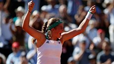 TO JE RADOSTI! Jelena Ostapenková po triumfu na Roland Garros.