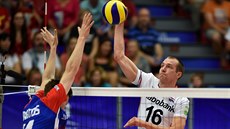 Český volejbalista Adam Bartoš (vlevo) a Wouter Ter Maat z Nizozemska v utkání... Český volejbalista Adam Bartoš (vlevo) a Wouter Ter Maat z Nizozemska v utkání...