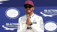 Lewis Hamilton slaví triumf v kvalifikaci na Velkou cenu Kanady.