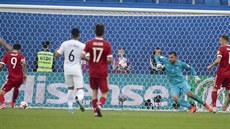 Fedor Smolov (vlevo) z Ruska posílá míč do sítě Nového Zélandu v Poháru FIFA. Fedor Smolov (vlevo) z Ruska posílá míč do sítě Nového Zélandu v Poháru FIFA.