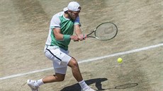 Lucas Pouille returnuje ve finále turnaje ve Stuttgartu.