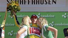 TAK PUSU MI DEJ. Simon pilak slaví triumf v etapovém závod Kolem výcarska.