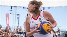 eská basketbalistka Tereza Vorlová si hlídá mí v utkání na mistrovství svta...