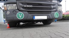 Řidič tahače přejel muže vedoucího kolo hned dvakrát. Řidič tahače přejel muže vedoucího kolo hned dvakrát.