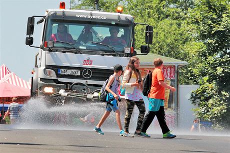 Rozpálenou silnici u karlovarské trnice osvoval kropicí vz. Sluba bude v...