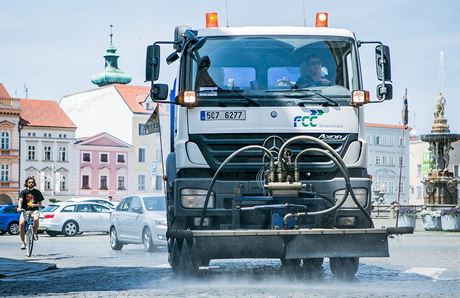 Kropicí vozy zajiující sluby pro msto eské Budjovice.