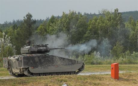 Obrnnec CV90 bhem armdnch test na Libav