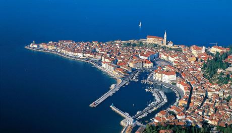 Slovinsko, letecký pohled na msto Piran.